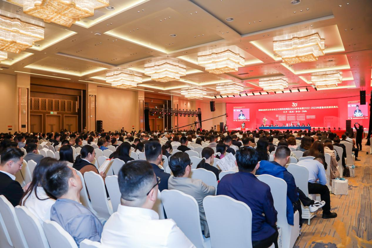 泰宏建设荣获河南省建筑业协会成立30周年突出贡献企业和个人荣誉